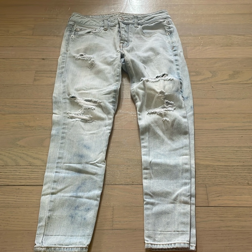 Light wash ripped boy crop jeans